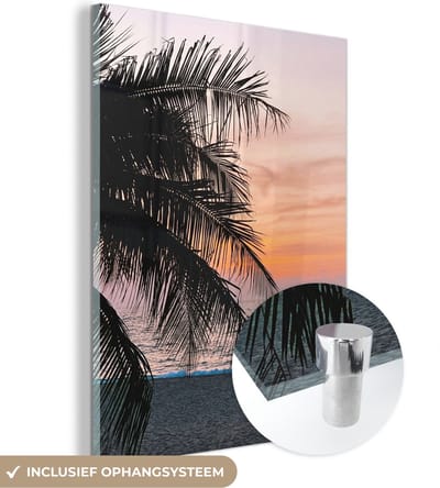 MuchoWow® Glasschilderij 120x160 cm - Schilderij acrylglas - Palmboom - Strand - Zee - Avond - Foto op glas - Schilderijen