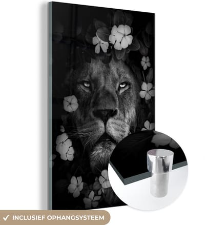 MuchoWow® Glasschilderij 40x60 cm - Schilderij acrylglas - Leeuw met bloemen in de jungle - zwart wit - Foto op glas - Schilderijen