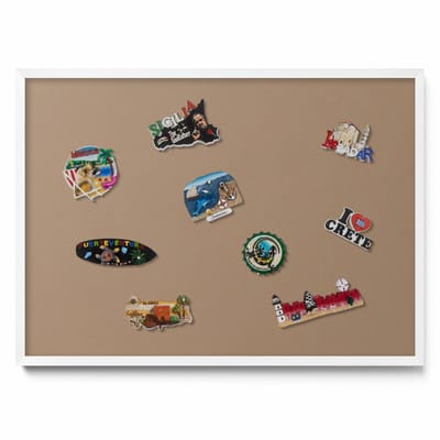 Tulup Magneetbord met Witte Frame - Bruin Magneetbord Met Effen Achtergrond - 70 cm x 50 cm - Lichtbruine kleur - Magnetisch Bord Decoratief - Magneetbord Multifunctioneel - Magneetbord Voor Thuiskantoor