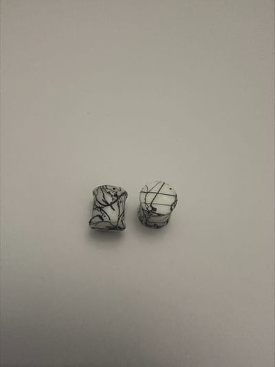 Earplugs wit met zwarte lijnen silicone flare 10 mm | Make up | Parfum | Moederdag | Verjaardagscadeau| Cadeautje| Valentijnsdag| Kado | sieraden | vaderdag | oorbellen | oorsieraden