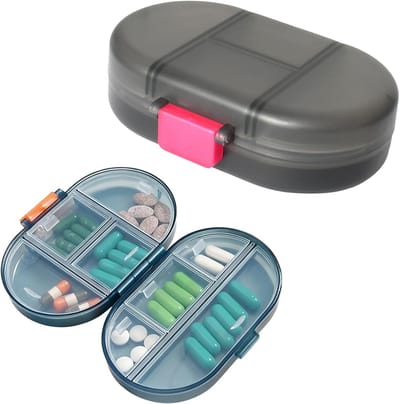 Pillendoos voor 7 dagen met 8 aparte compartimenten, ideaal voor reizen en medicatieorganisatie in lichtblauw en grijs