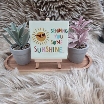 Vrolijke wenstegel 10,5x10,5 cm – “Sending You Some Sunshine” – Positief Cadeau - Spreuktegel - Tegel met tekst – Decoratief Tegeltje met Standaard – Cadeau Idee