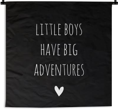 Wandkleed - Wanddoek - Engelse quote "Little boys have big adventures" met een hartje tegen een zwarte achtergrond - 150x150 cm - Wandtapijt