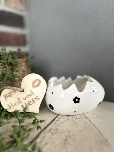 Creaties van Hier - Schaaltje met houten hartje (voor paaseitjes) - 12 cm - Porselein - Pasen