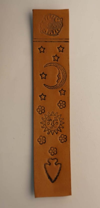 Leren boekenlegger beige VISSEN van 19 februari t/m 20 maart met afbeeldingen van maan, zon en sterren - lederen boekenleggers - stevige boekenleggers - boekenleggers - cadeau tip ! boeken fans - liefhebbers van boeken