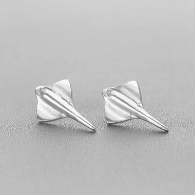 GoedeDoelen.Shop | Oorbellen Silver Manta Ray | Zilverkleurige Oorbellen | Manta Rog Oorbellen | Oceans | Rog | Ocean Clean Up | Vissen Oorbellen | Oorstekers | Unisex Oorbellen | Wellness-House