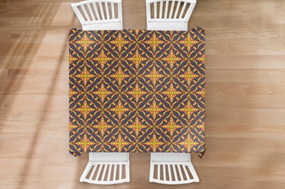 Kerst Tafelkleed - Kerstmis Decoratie - Tafellaken - Patronen - Kerst - Goud - 150x150 cm - Kerstmis Versiering - Tafeldecoratie Kerstmis - Kerstdecoratie tafel - Tafelversiering