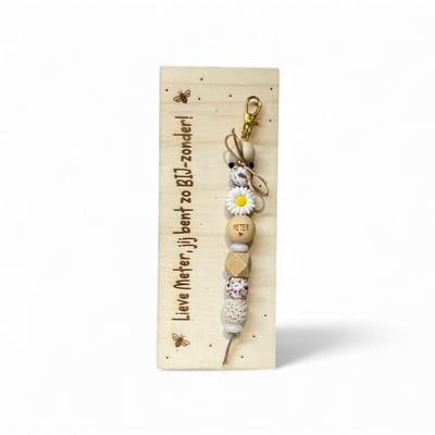 Sleutelhanger en houten kaartje liefste Meter | Beige | BIJ-ZONDER | jij bent de liefste | liefste meter | coolste peter | cadeaude liefste | liefste juf | topjuf | einde schooljaar | cadeau
