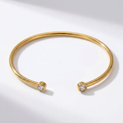 Lundholm Fem Armband Dames Goud Kleurig – Premium Stainless Steel 2.5 Micron PVD Gold Plated – Open Bangle met Zirkonia Steentjes – Luxe Goudkleurige Classy Armband – Scandinavisch Design