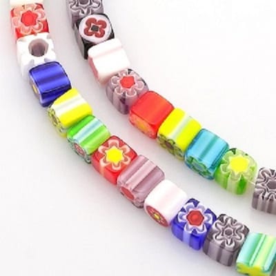 Millefiori glas, Venetië, kubuskralen van 6x6mm, one-flower kleurenmix. Verkocht per streng van ca. 38cm