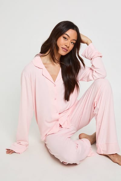 boohoo Dames Lange Zachte Pyjama Set Met Doorknoop Shirt En Broek | Lichtroze | Maat: 38