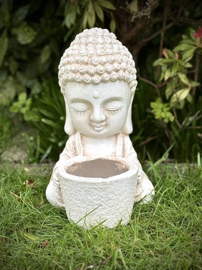 Boeddha met cachepot (bloempot) wit 35 cm hoog - boeddhabeeld - magnesium - hoogkwalitatieve kunststof - decoratiefiguur - interieur - accessoire - voor binnen en buiten - cadeau - geschenk - tuinfiguur - tuinbeeldje - tuindecoratie