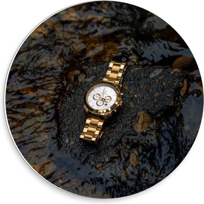 Forex Wandcirkel - Goude Horloge op Waterige Steen - 30x30cm Foto op Wandcirkel (met ophangsysteem)