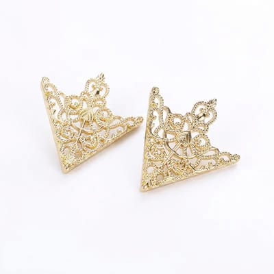 Goudkleurige driehoek broche set dames – metalen broches met opengewerkt bloem filigraan ontwerp – decoratieve spelden in vintage stijl voor sjaal, kraag of kledingaccessoire