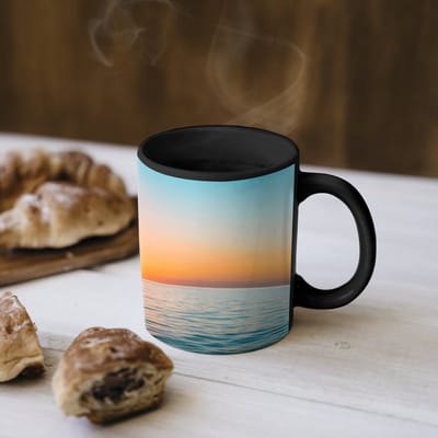 Magische Mok - Foto op Warmte Mokken - Koffiemok - Zee - Zeilboot - Zonsondergang - Magic Mok - Beker - 350 ML - Theemok