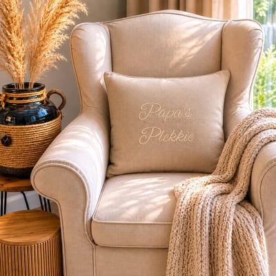 Kussen Kussenhoes met tekst bedrukt cadeau tekstbord plekje papa| papa’s plekkie | beige met opdruk wit | 50x50 cm | vaderdag  verjaardag man voor de liefste aanstaande vader geboorte baby zwangerschap aankondiging bekendmaking