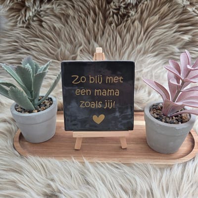 Robuust wenstegeltje – Zo Blij met een Mama zoals Jij – 10x10 cm – Lief Cadeau voor Moederdag, Mama's Verjaardag of Zomaar voor Mama – Wanddecoratie – Trendy nu – Decoratief Tegeltje met Standaard – Cadeau Idee