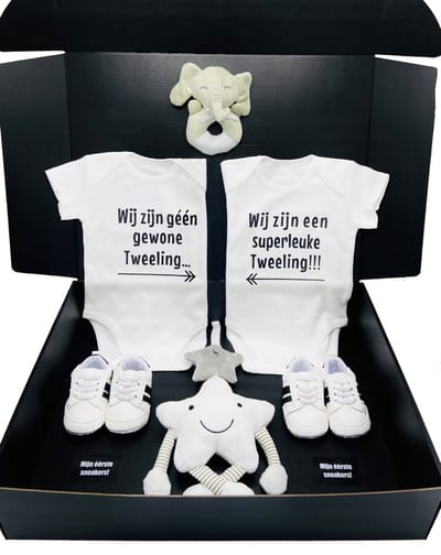 Kraamcadeau Tweeling unisex- kraamcadeau tweeling jongen, kraamcadeau tweeling meisje, cadeau geboorte tweeling - tweeling kraampakket met witte rompers, baby sneakers, muziekmobiel en knuffel - ook rechtstreeks te sturen met boodschap