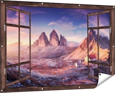 Gards Tuinposter Doorkijk Huisje met een Kerk in de Bergen - 150x100 cm - Tuindoek - Tuindecoratie - Wanddecoratie buiten - Tuinschilderij