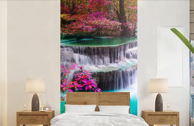 Behang - Fotobehang Waterval - Zon - Bomen - Regenboog - Natuur - Breedte 120 cm x hoogte 240 cm