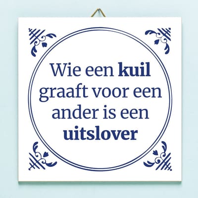 Tegeltje Wie een kuil graaft voor een ander is een uitslover van Ditverzinjeniet