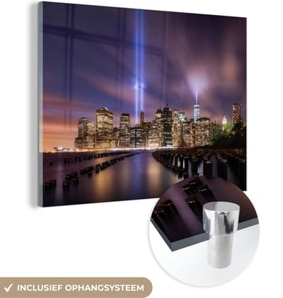 MuchoWow® Glasschilderij 120x90 cm - Schilderij acrylglas - New York - Nacht - Stad - Water - Foto op glas - Schilderijen