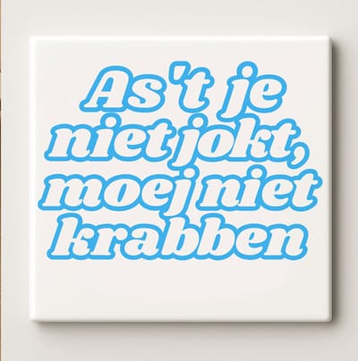 Grappige Dialect Tegel 15x15cm – “As’t Je Niet Jokt, Moej Niet Krabben” – Humoristische Twentse Spreuk – Blauwe Tekst Keramische Wanddecoratie – Origineel Streekcadeau