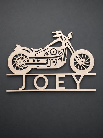 Aanpasbaar naambord deur kinderkamer van hout - design stoere motor - gepersonaliseerd - 16 cm lang, 23,9 cm breed