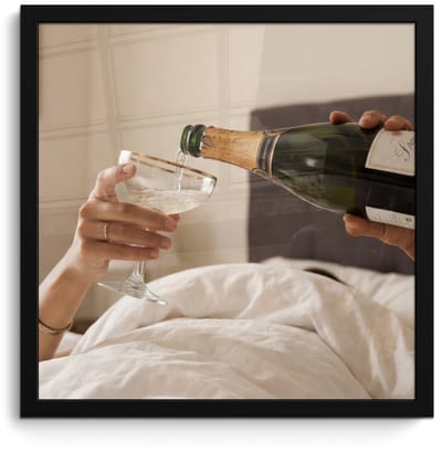 Poster in lijst - Fotolijst 40x40 cm - Posters - Champagne - Bed - Bubbels - Posterlijst zwart - Decoratie - Wanddecoratie woonkamer - Muurdecoratie slaapkamer