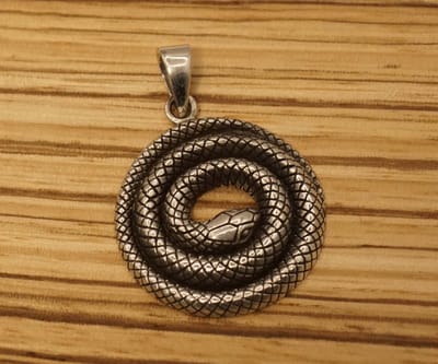 Sterling zilveren hanger opgerolde slang - hangertje slang van 925 zilver - zilveren hanger slang opgerold - Betekenis opgerold slang = Kundalini-energie = krachtige, slapende levensenergie - leuke zilveren hanger met betekenis