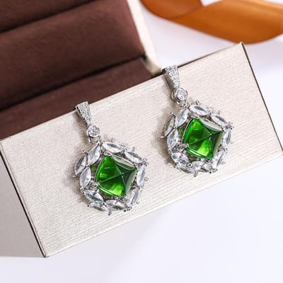 Smaragd Diamant Suikertoren Oorbellen voor Dames Zware Industrie Design Vol Diamant Kleur Schat Lange Oorbellen gray