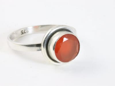 Fijne ronde zilveren ring met carneool - maat 16