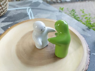 Floz Design peper en zoutstel figuren - koppel omhelzing - cadeau huwelijk, verloving, nieuwe woning - 7,5 cm - fairtrade uit Thailand