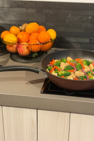 Kadirelli Wokpan 30 cm – Rood – Anti-aanbak – Geschikt voor alle warmtebronnen