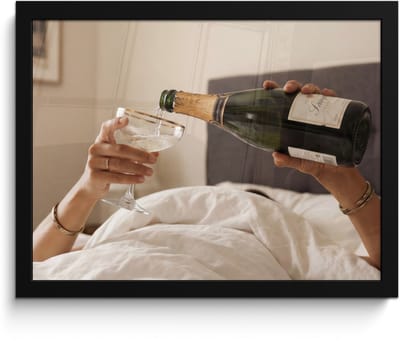 Poster in lijst - Fotolijst 40x30 cm - Posters - Champagne - Bed - Bubbels - Posterlijst zwart - Decoratie - Wanddecoratie woonkamer - Muurdecoratie slaapkamer