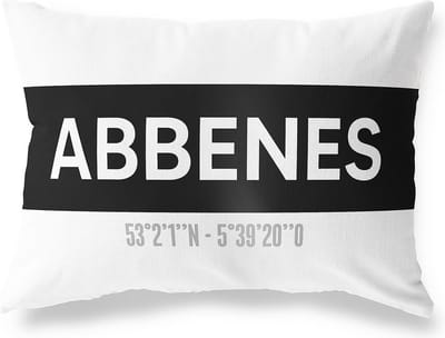 Tuinkussen ABBENES - NOORD-HOLLAND met coördinaten - Buitenkussen - Bootkussen - Weerbestendig - Jouw Plaats - Studio216 - Modern - Zwart-Wit - 50x30cm