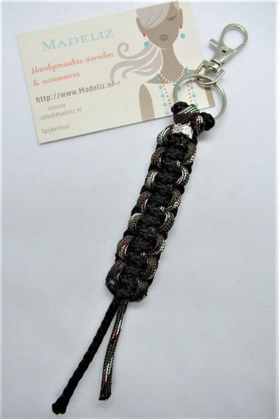 Paracord sleutelhanger (Zwart/Groen/rood/wit)