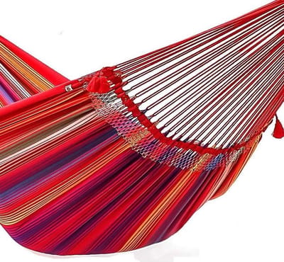 Tweepersoons Hangmat Rainbow XL Primavera. Een heel sterke en grote hangmat met een design, dat zowel rust en vrolijkheid uitstraalt. De vele koorden aan het uiteinde zorgen voor een sterke hangmat, die zowel één als meerdere personen kan dragen.
