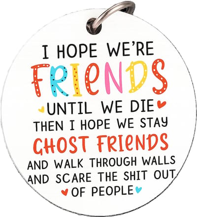 Sleutelhanger “Hope We’re Friends Until We Die” – Grappig Cadeau Idee – Zilver met Kleurrijke Letters – RVS Sleutelhanger – Vriendschap & Humor – 3 cm Ø