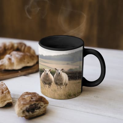 Magische Mok - Foto op Warmte Mokken - Koffiemok - Schapen - Weidenlandschap - Heuvels - Magic Mok - Beker - 350 ML - Theemok