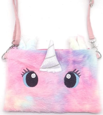 Een lief en zacht unicorn tasje (19x14cm) voor kinderen. Met ritssluiting en een verstelbare schouderband. Ook handig om een snack of koekje in mee te nemen. Een mooi tasje met glitters om voor jezelf te kopen of om cadeau te geven.