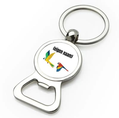 Akyol - 2 vliegende papegaaien flesopener - Papegaai - papegaai liefhebbers - met eigen naam - papegaai spullen - gepersonaliseerd - 9 bij 3 cm