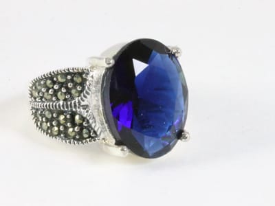 Zware zilveren ring met blauwe saffier en marcasiet - maat 18