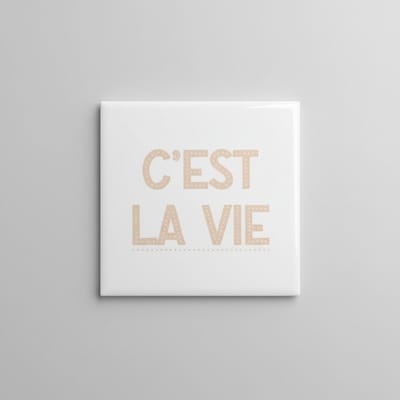 Keramische Decoratieve Tegel 15x15 cm – Minimalistisch “C’est La Vie” Typografie Design – Elegante Wandtegel voor Modern Interieur
