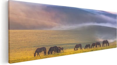 Artaza Canvas Schilderij Landschap - 60x20 cm - Wanddecoratie Paarden In De Mist - Muurdecoratie Bergen - Kamer Accessoires Natuur