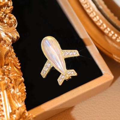 High-End Crystal Vliegtuig Broche Strass Parel Cardigan Revers Pin Badge Luxe Sieraden Broches Voor Vrouwen Mannen Accessoires beige