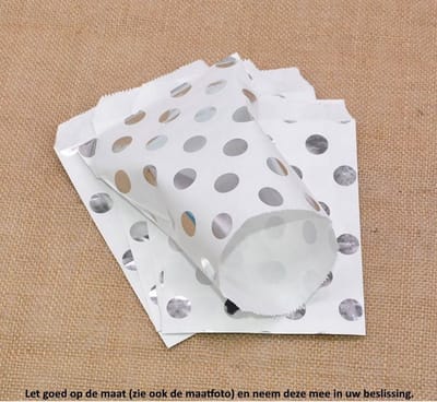 Papieren Zakjes - Met zilveren stippen – 25 Stuks – Wit – 13 x 18 cm – Gift Bag – Geschenkzakjes – Cadeau – Cadeauzakjes - Fournituren - Traktatie - Snoep - Koek