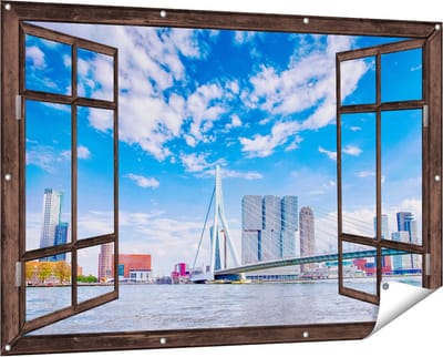Gards Tuinposter Doorkijk Erasmusbrug aan het Water in Rotterdam - 150x100 cm - Tuindoek - Tuindecoratie - Wanddecoratie buiten - Tuinschilderij