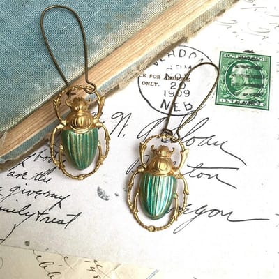 Boucles d'oreilles pendantes créatives en forme de scarabée vert, jolis bijoux d'animaux de couleur or, longues boucles d'oreilles suspendues en bronze à crochet pour fête de femmes beige