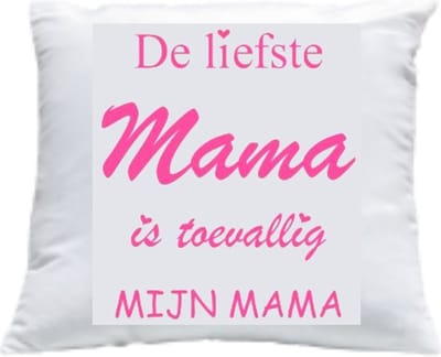 Kussen met vulling Kussenhoes met tekst "De liefste Mama is toevallig mijn mama" bedrukt Cadeau Kado | Wit Effen met Opdruk Roze | 40x40 cm | Moederdag |